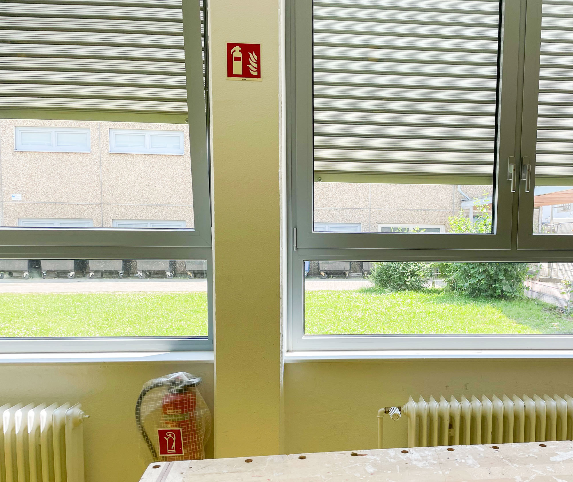 Fenster mit Jalousien, Feuerlöscher