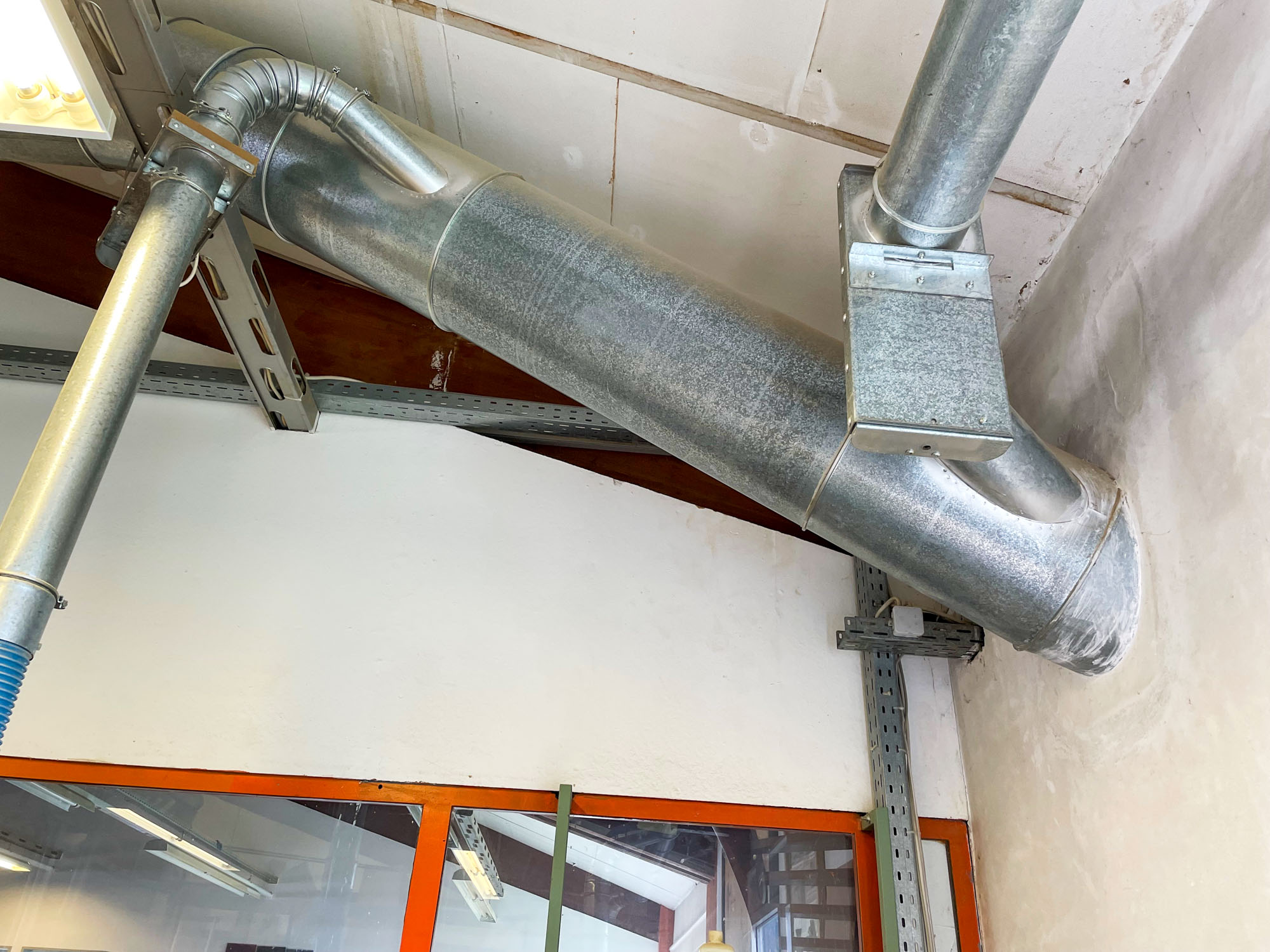 Belüftungsanlage in einer Werkstatt