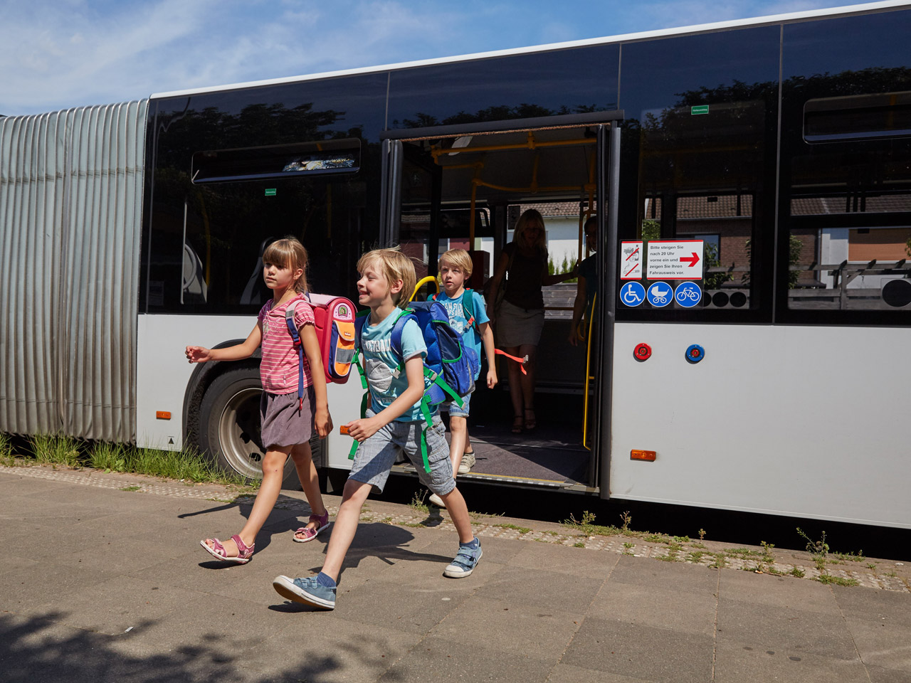 Kinder steigen aus Schulbus aus
