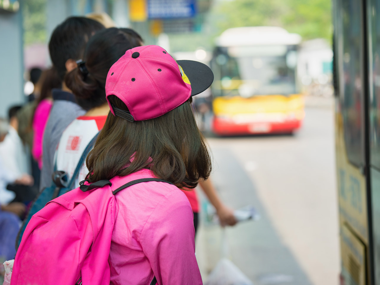 Kinder warten auf den Schulbus
