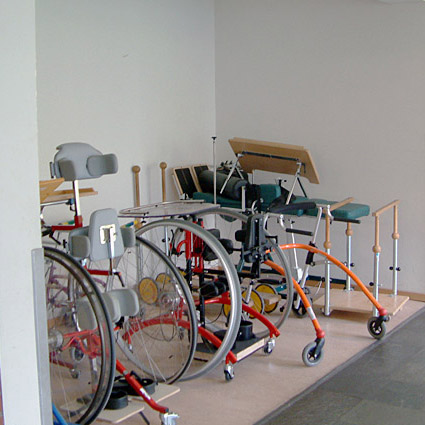 Rollstühle und andere Hilfsmittel in einem Raum